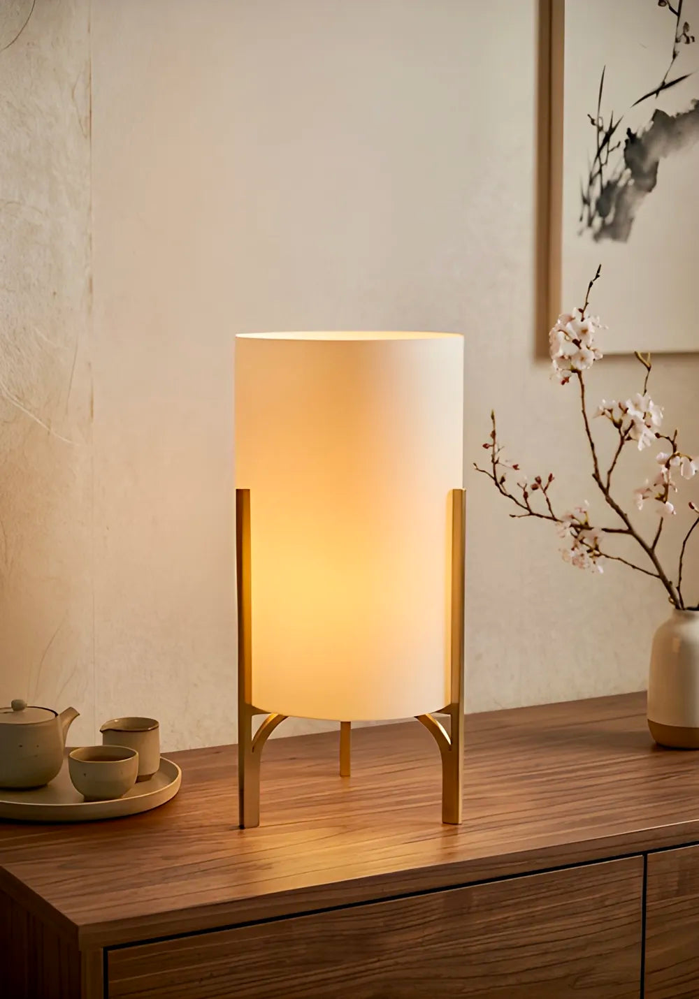 Luminaire Sérénité à abat-jour cylindrique clair et structure de teinte dorée