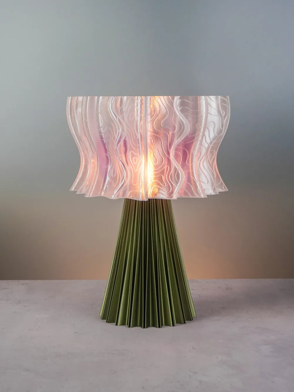 Luminaire Iris au pied vert olive plissé et abat-jour ondulé aux reflets rosés