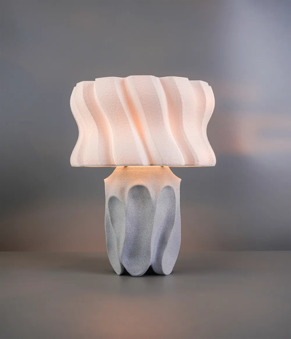 Luminaire Calice au pied gris clair sculptural et abat-jour clair ondulé