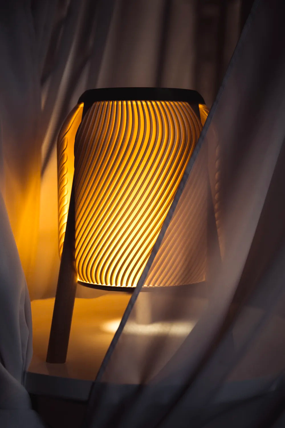 Détail des nervures ondulées du luminaire Zéphyr