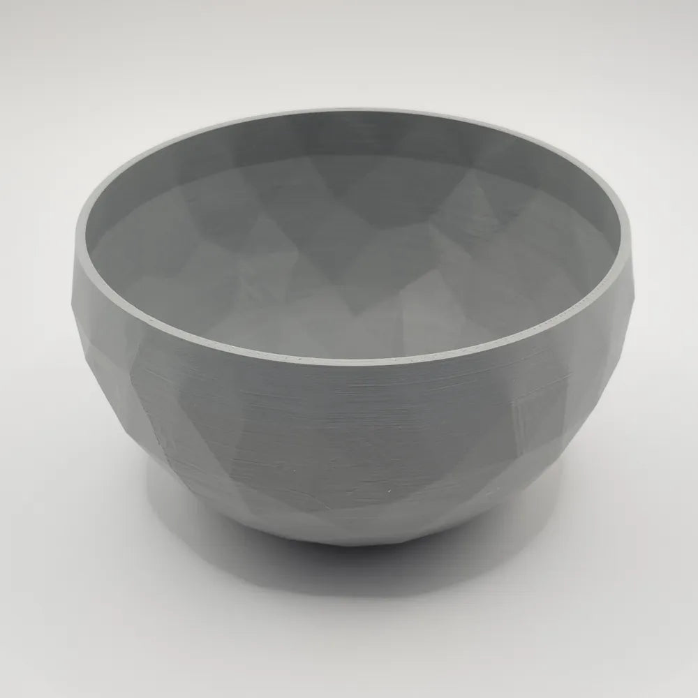 Bol décoratif gris à facettes vu de trois quarts