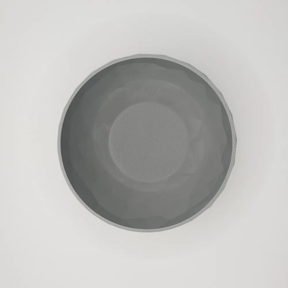 Vue de dessus du bol décoratif gris