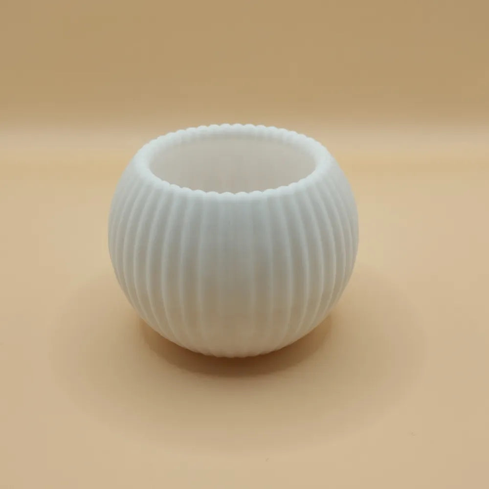 Porte-bougie Cocon blanc mis en scène avec une bougie