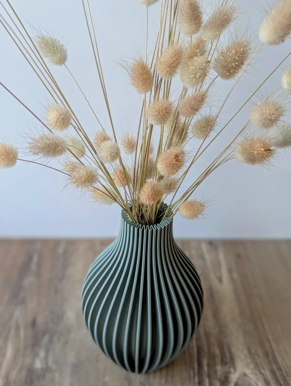 Détail du col et des nervures du vase cannelé vert foncé