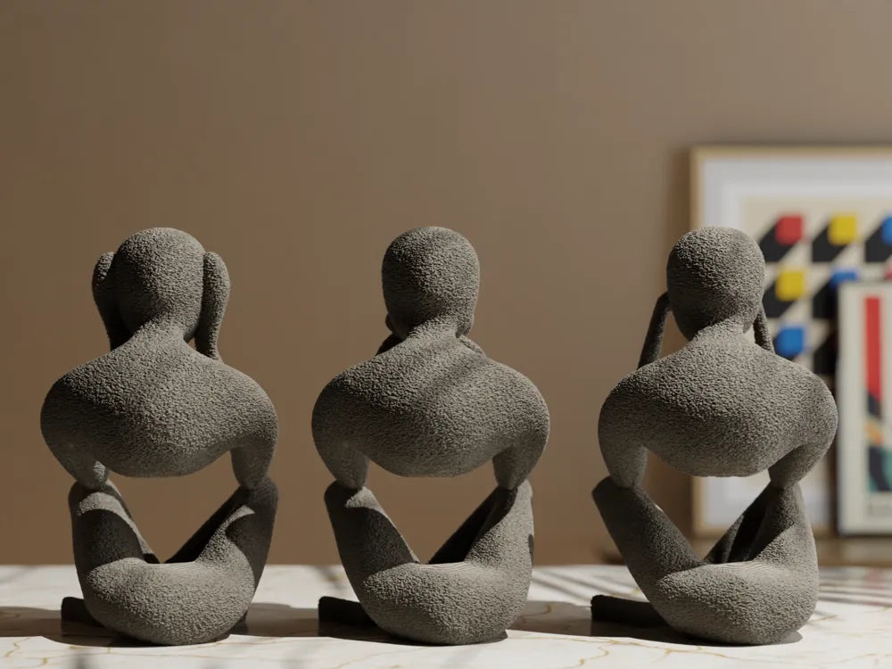 Figurine penseur abstrait grise seule, vue de profil