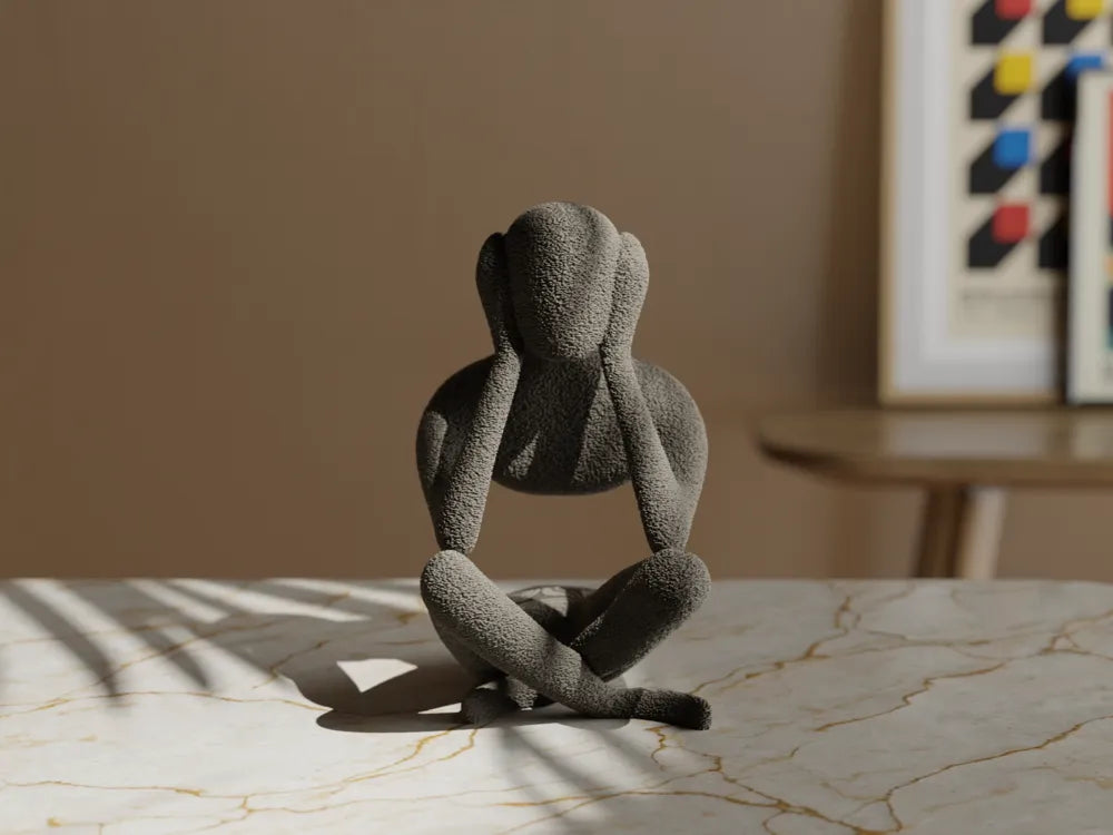 Figurine penseur abstrait grise seule, vue de dos, mains sur la tête