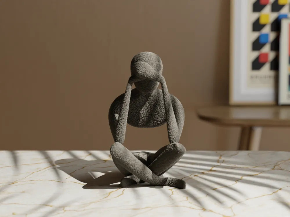 Trio de figurines penseur abstrait grises, vue arrière rapprochée