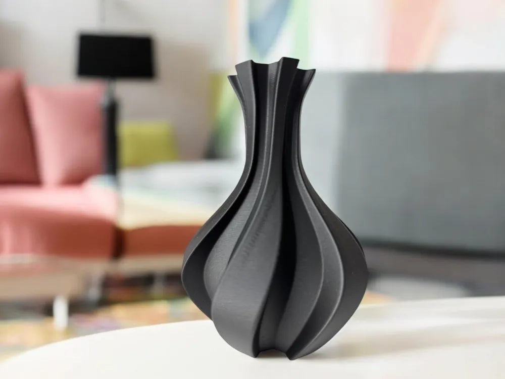 Vase Volute noir exposé dans un salon