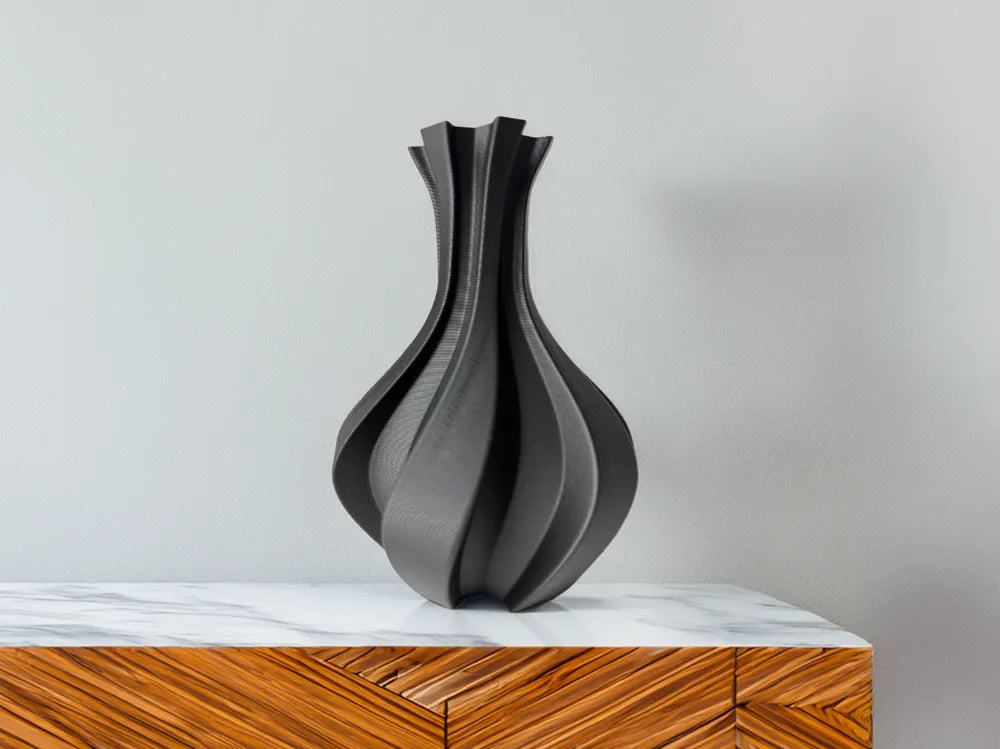 Vase Volute noir à larges reliefs torsadés sur une console