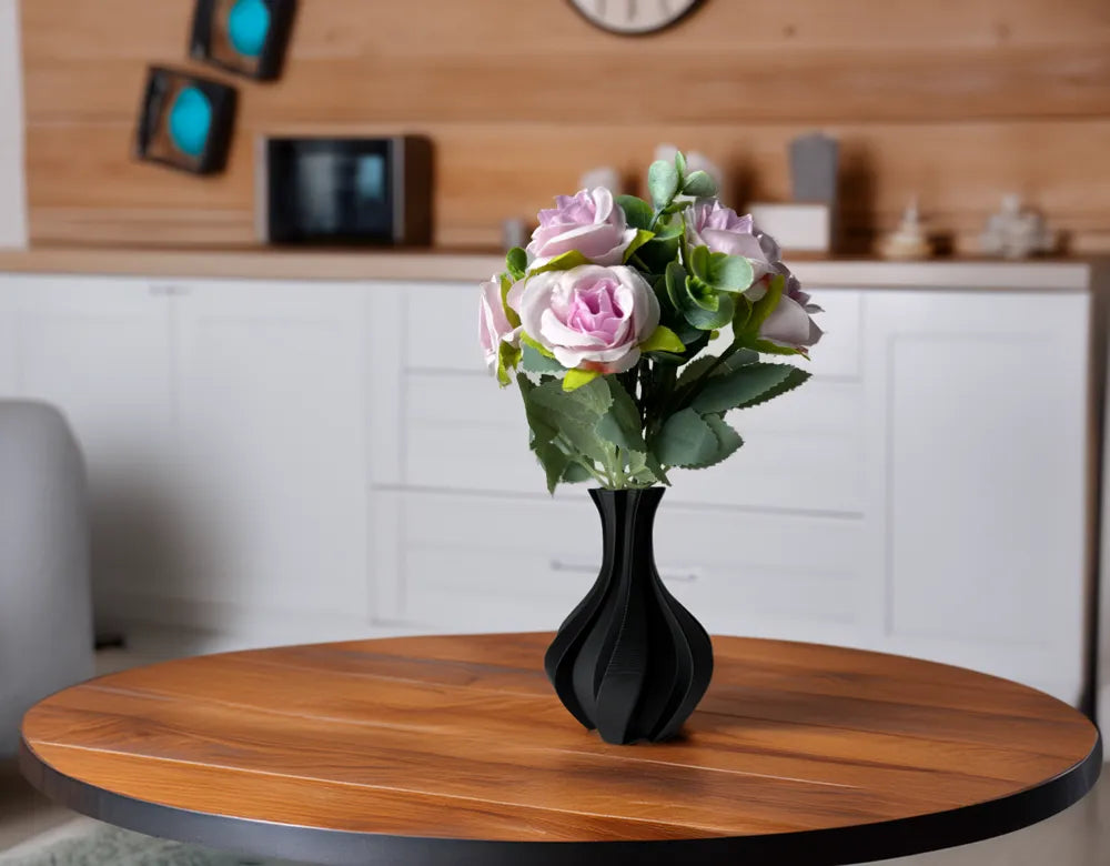 Vase Volute noir mis en scène avec un bouquet sur une table ronde