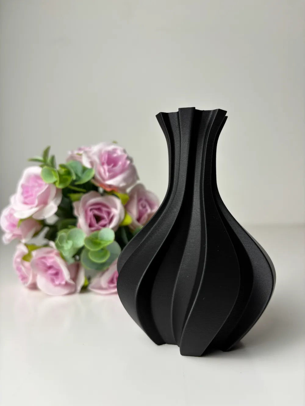 Détail du vase Volute noir et de son ouverture ondulée