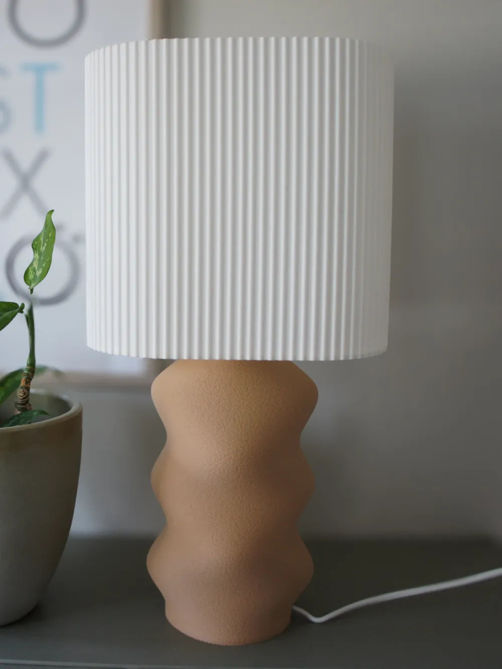 Luminaire Dune au pied beige ondulé et abat-jour blanc cannelé