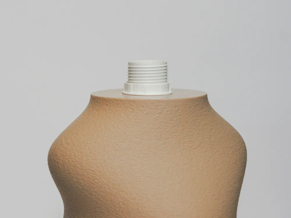 Détail de la partie supérieure du pied beige texturé du luminaire Dune