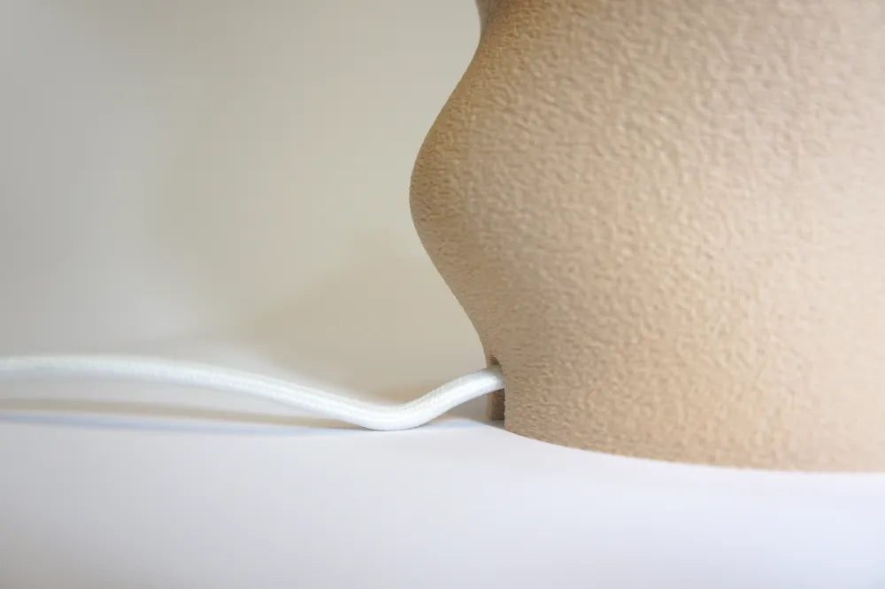 Détail de la base du luminaire Dune avec câble de mise en scène non inclus