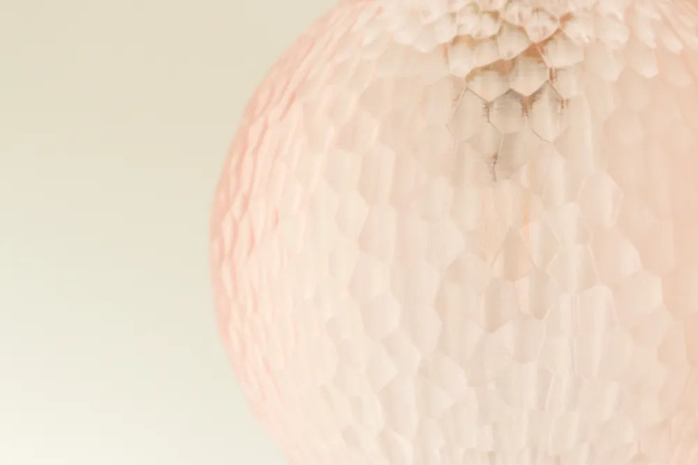 Détail de la texture facettée rose pâle de la Suspension Rosée