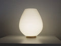 Luminaire Résille clair à maillage de losanges sur socle circulaire