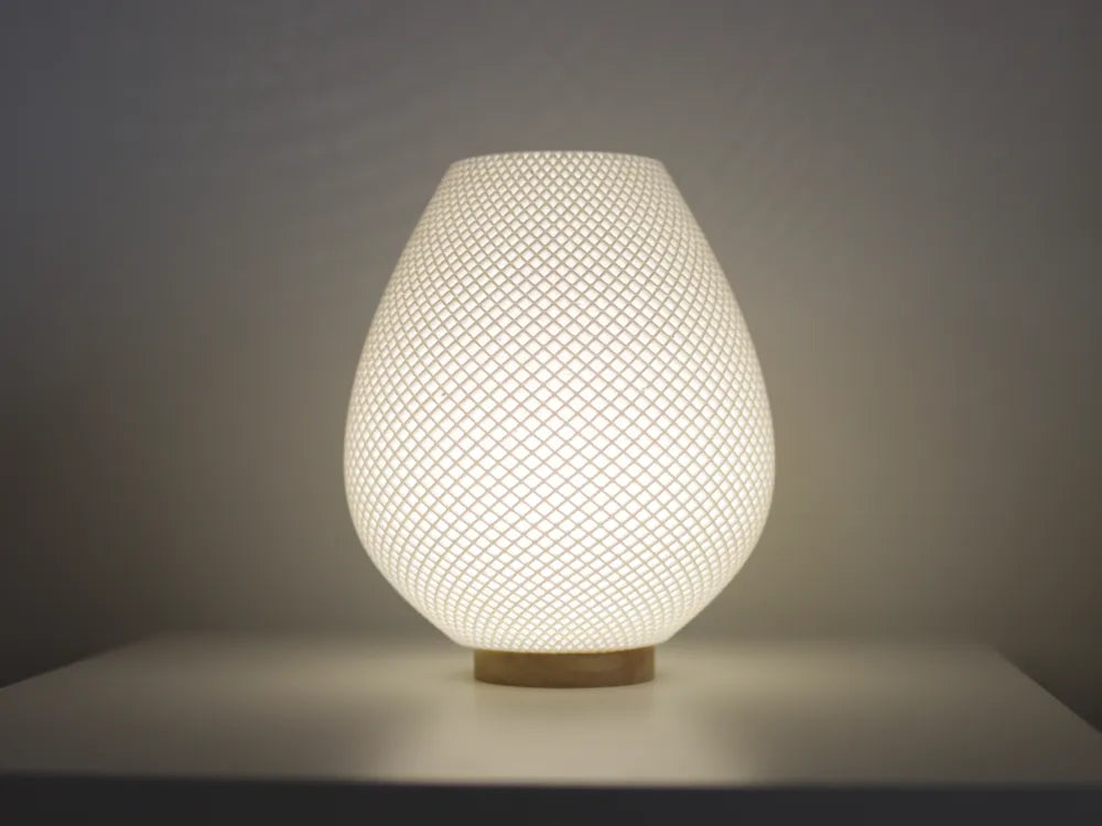 Luminaire Résille clair à maillage de losanges sur socle circulaire