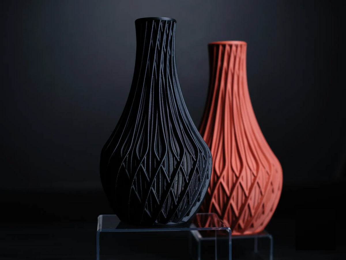 Vase Tressé Frangi Genève — vue complète terracotta sur socle acrylique