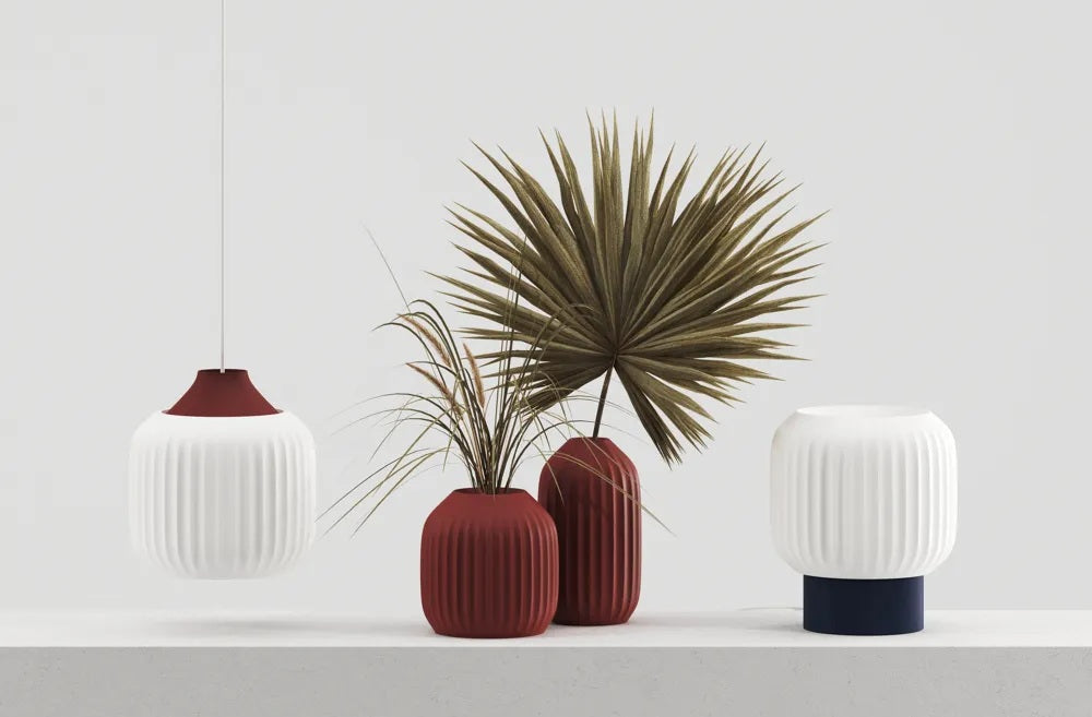 Suspension strié blanc et lampe de table bleu marine avec vases bordeaux
