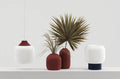 Suspension strié blanc et lampe de table bleu marine avec vases bordeaux