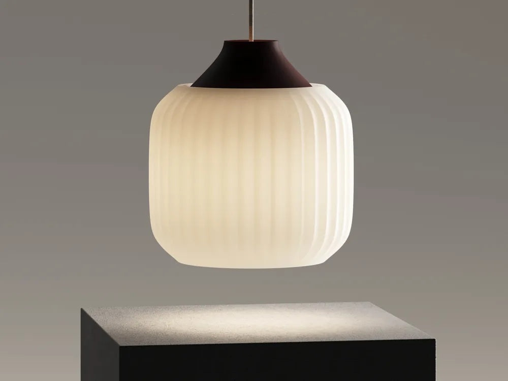 Suspension strié blanc bordeaux suspendue au plafond fond gris