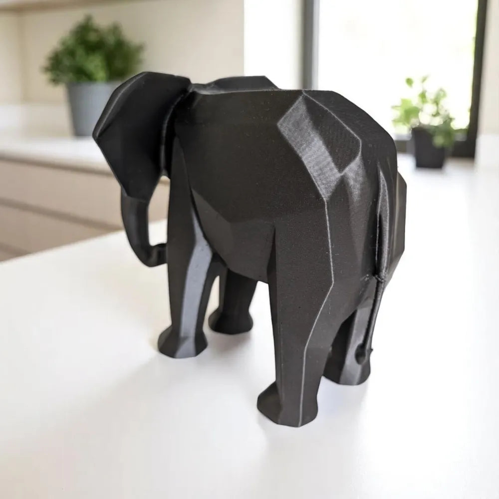 Sculpture éléphant low-poly noir vue de trois quarts arrière