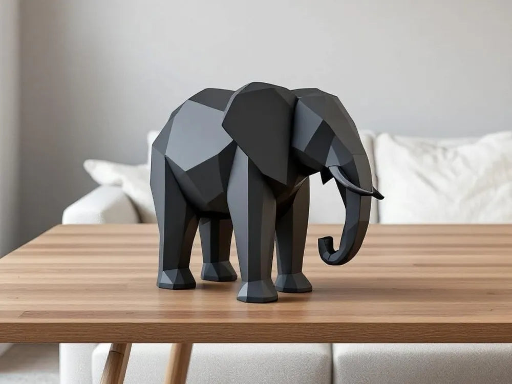 Sculpture éléphant low-poly noir sur table basse salon blanc