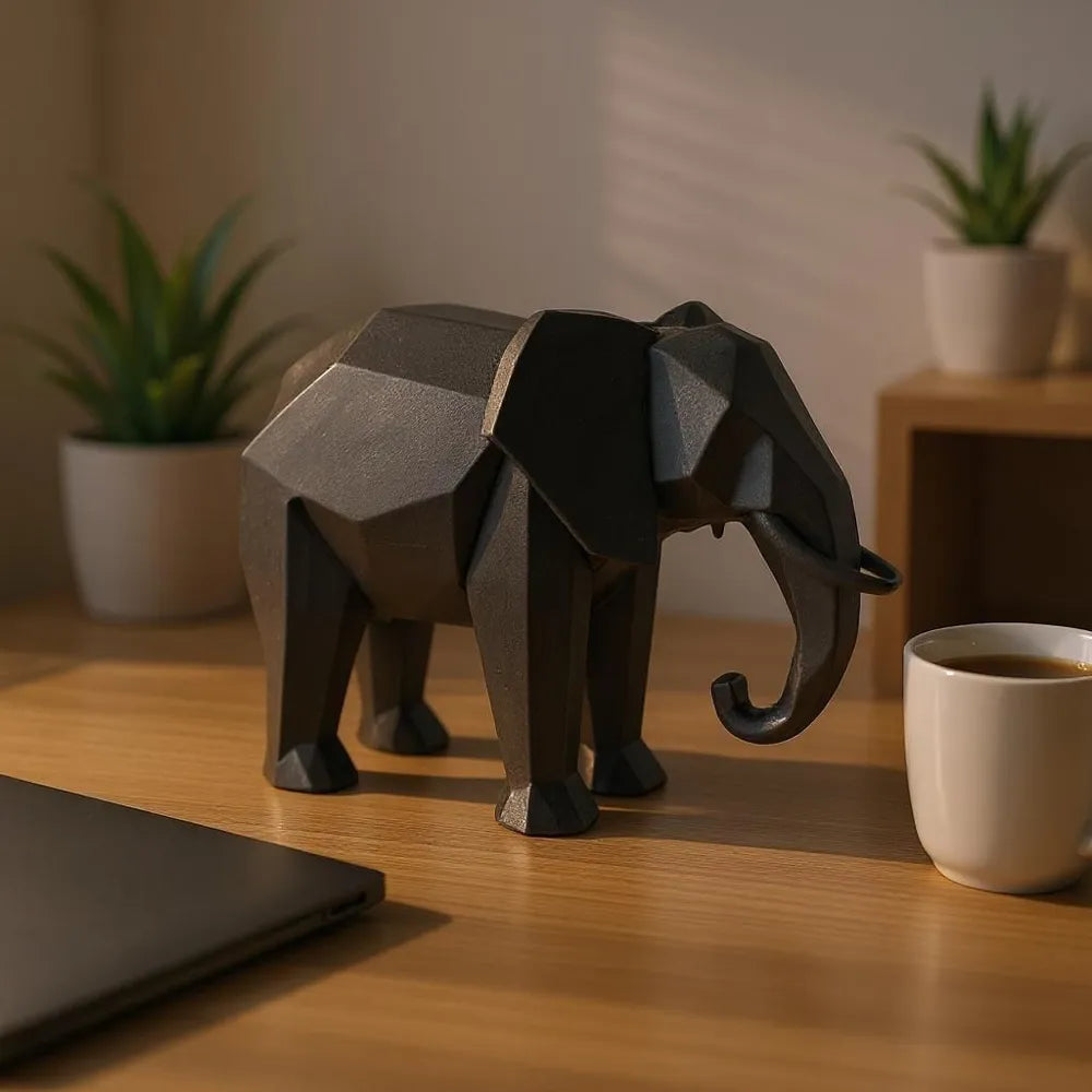 Sculpture éléphant noir sur bureau avec tasse à café et plantes