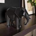 Sculpture éléphant géométrique noir sur étagère foncée, vue de profil