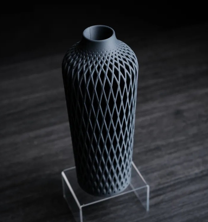 Vase Ajouré Treillis Frangi Genève – vue en légère plongée