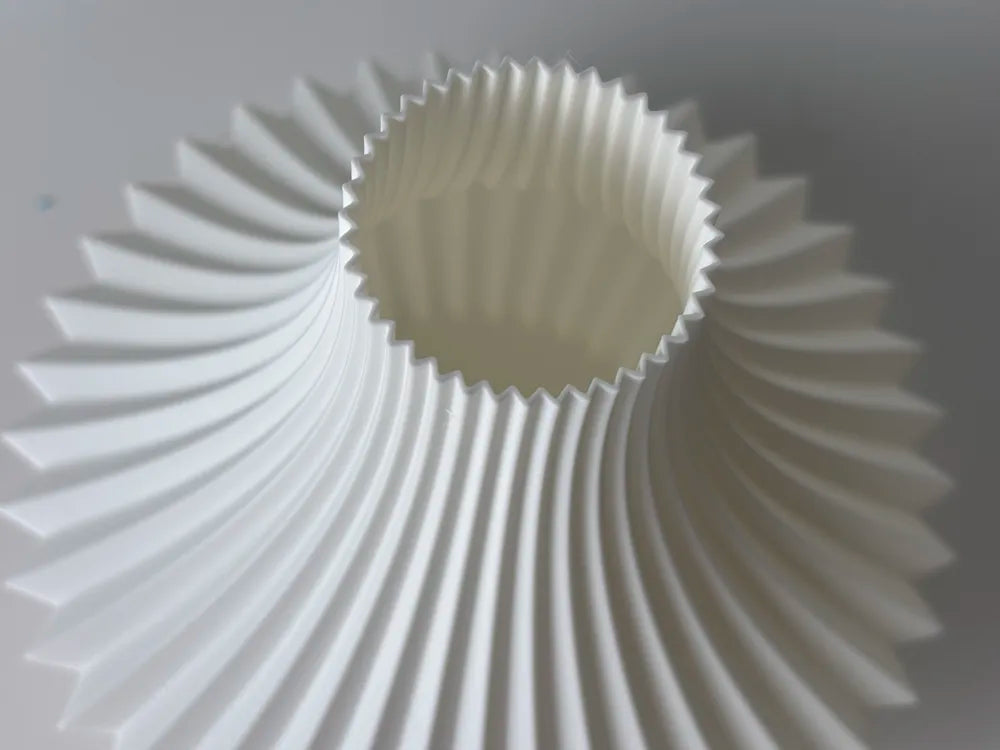 Vase Plissé Frangi Genève — vue intérieure spirale lamelles blanches