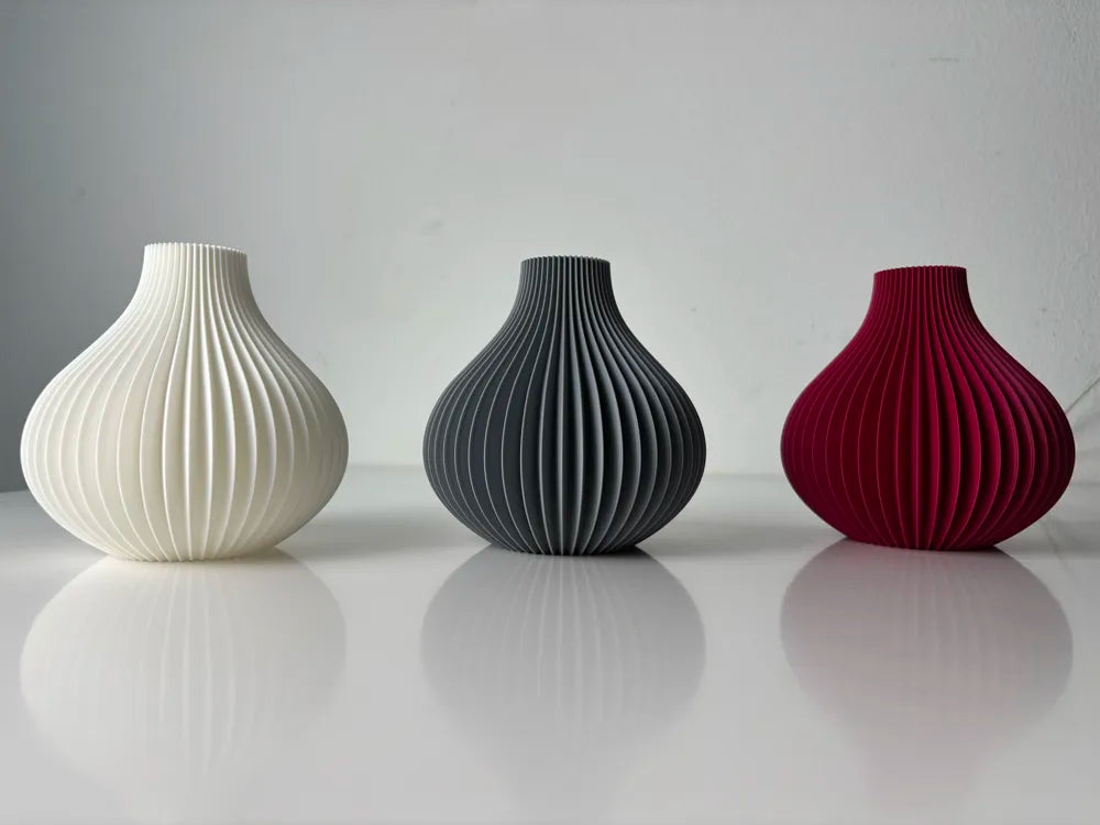 Vase Ondulé Frangi Genève — trio en ambiance canapé gris clair