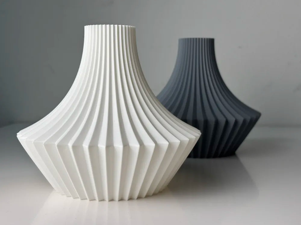 Vase Plissé Frangi Genève — duo blanc et gris ardoise, fond neutre