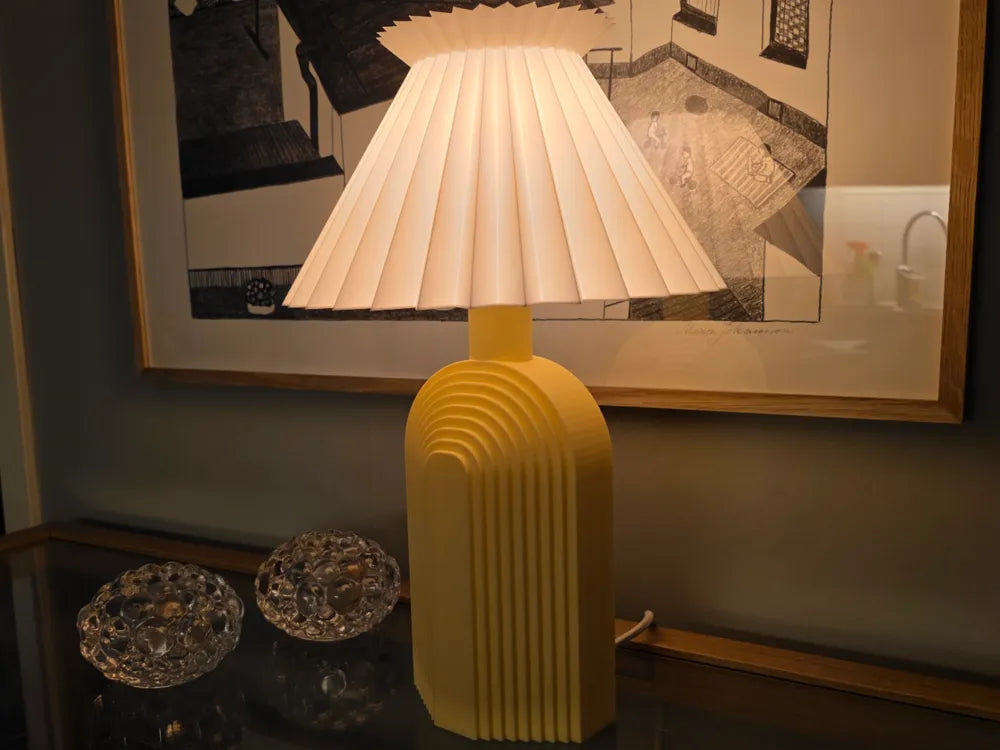 Luminaire Arche avec pied jaune à reliefs et abat-jour blanc plissé