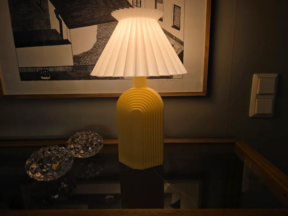 Luminaire à poser Arche mis en scène sur une console