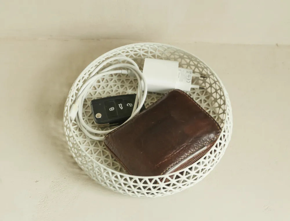Coupe alvéolaire marron avec clés et chargeur à l'intérieur