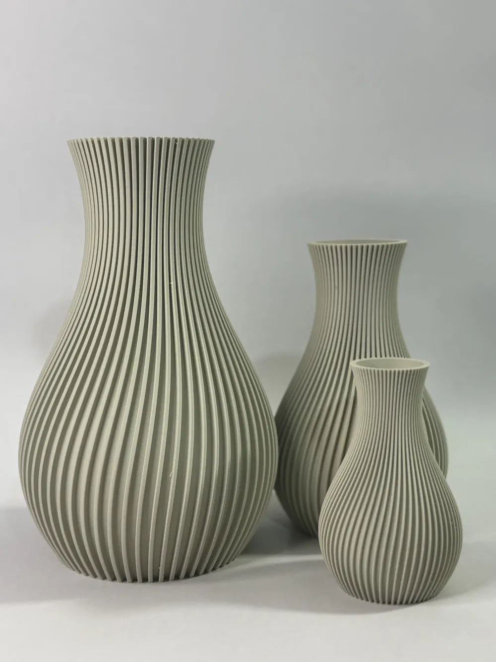 Vase Nervuré Frangi Genève — trio S, M, L fond blanc, vue de face
