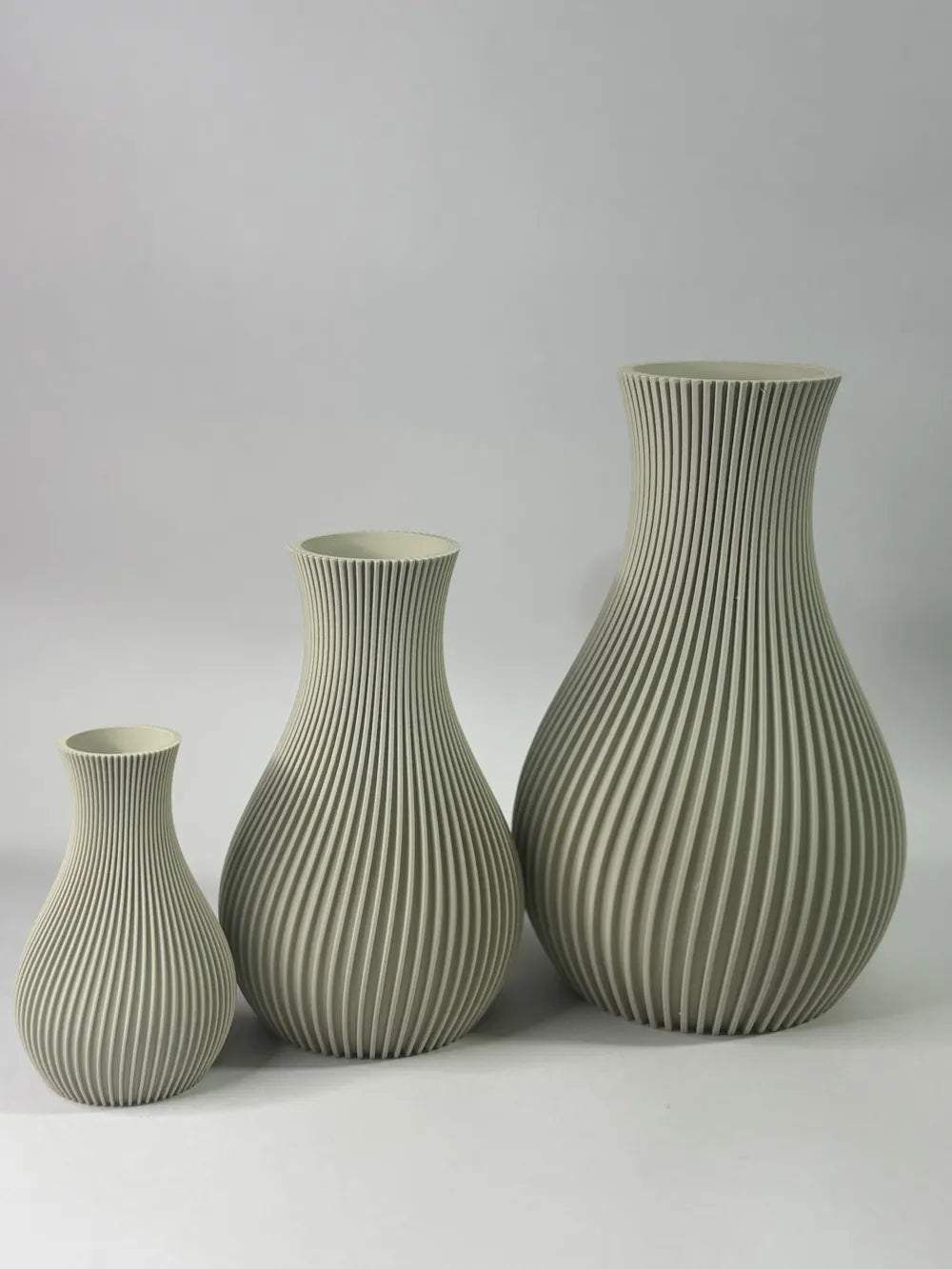 Vase Nervuré Frangi Genève — trio S, M, L fond blanc, vue de côté