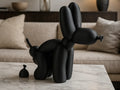 Sculpture chien ballon noir pop art sur table en marbre, ambiance salon