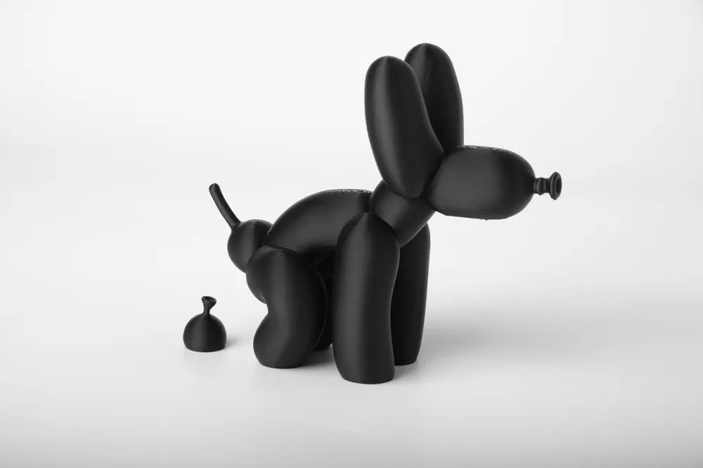 Sculpture chien ballon noir pop art sur fond blanc avec accessoire