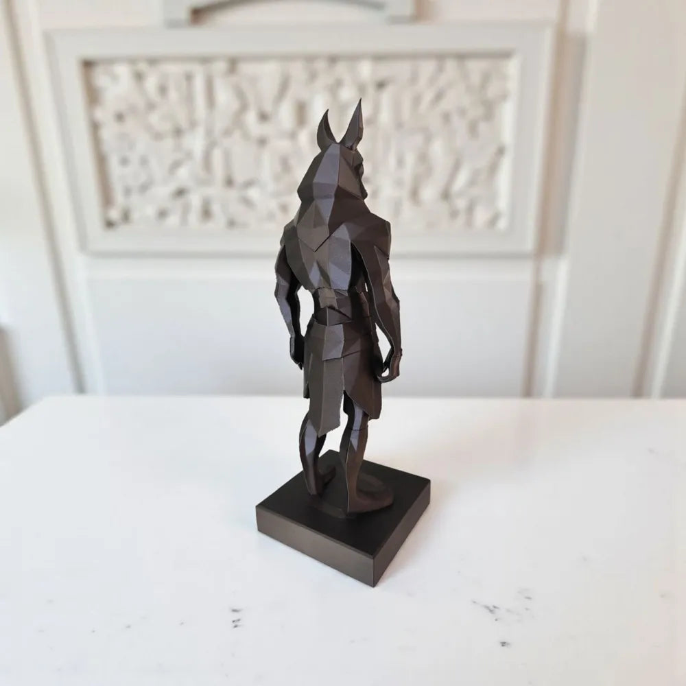 Sculpture Anubis low-poly noir vue de dos sur fond blanc