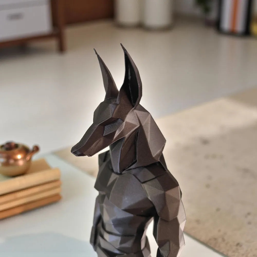Sculpture Anubis low-poly noir vue rapprochée tête et buste