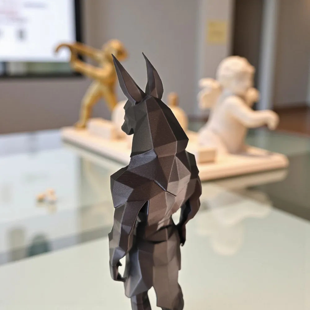 Sculpture Anubis low-poly noir vue arrière en galerie avec autres œuvres