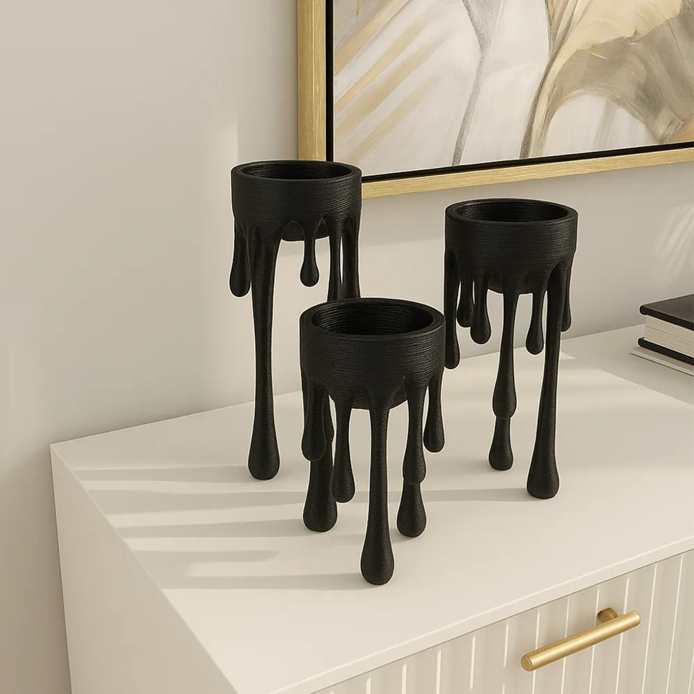 Set de 3 bougeoirs drip noirs sur meuble blanc ambiance luxe