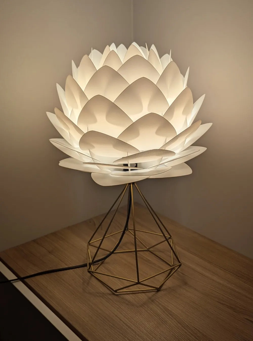 Suspension fleur de lotus blanche posée au sol coin pièce