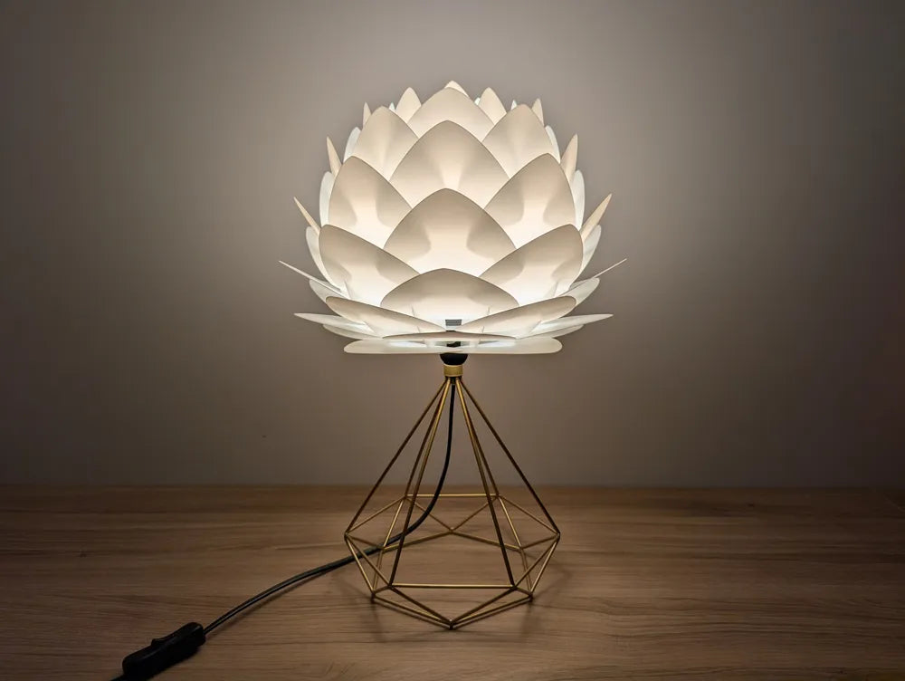 Suspension fleur de lotus blanche sur pied doré ambiance