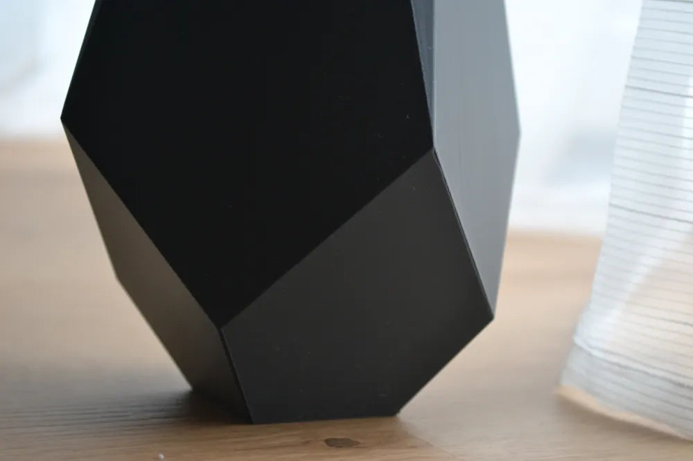Vase Géométrique Noir Frangi Genève – mise en scène avec diffuseur