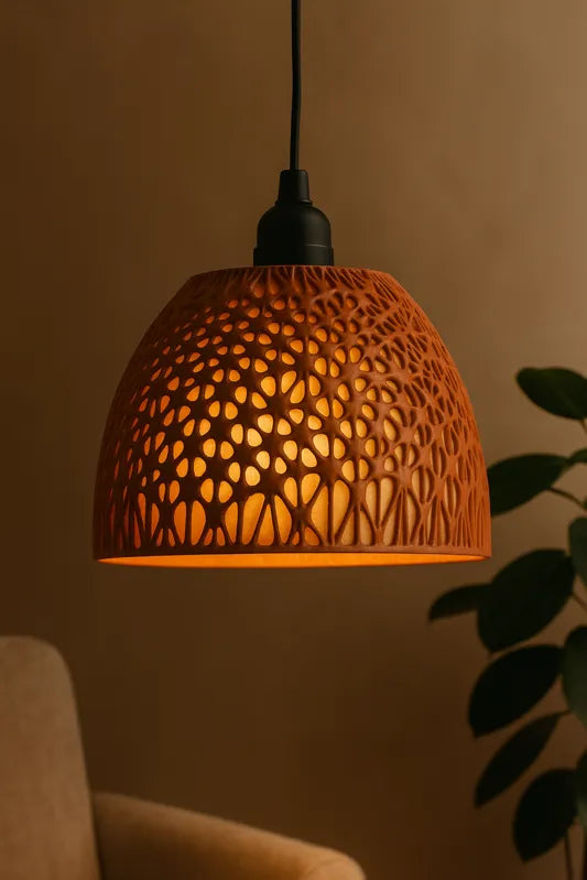 Abat-jour ajouré terracotta en ambiance salon chaud