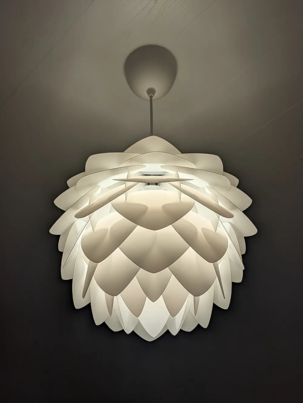 Suspension fleur de lotus blanche au plafond vue latérale
