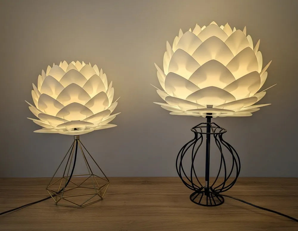 Abat-jour fleur de lotus blanc — pétales et structure, vue de dessous